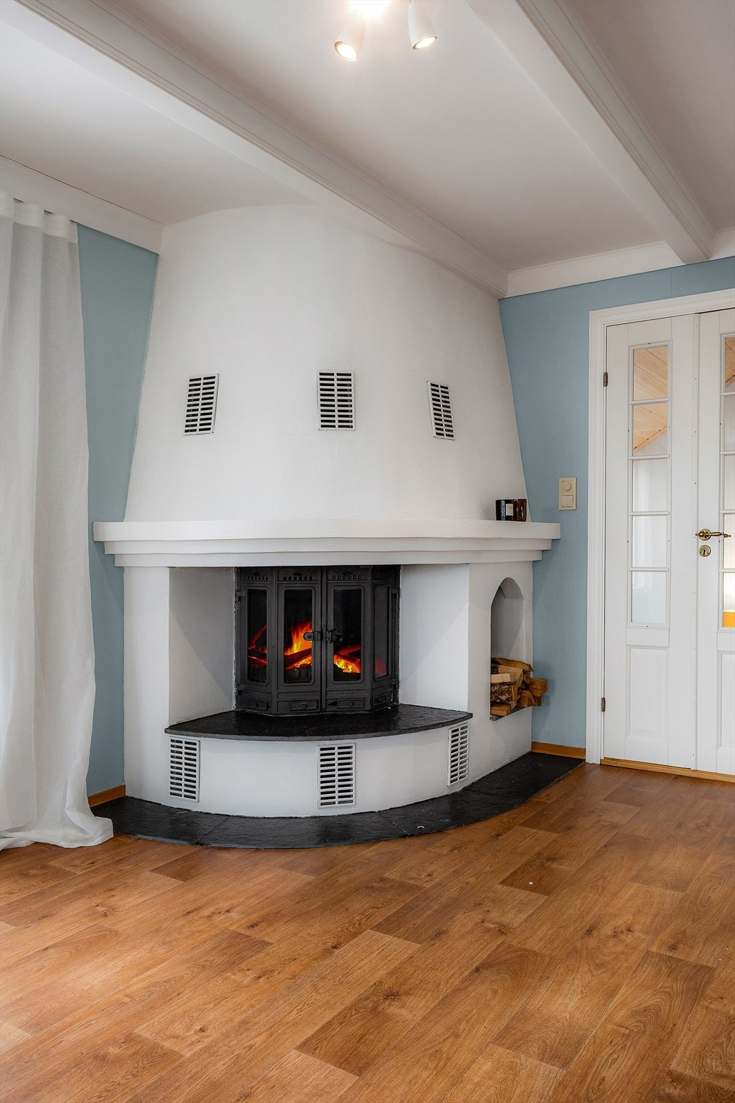 Boligen har en elementpipe og lukket peis i stuen Galleribilde