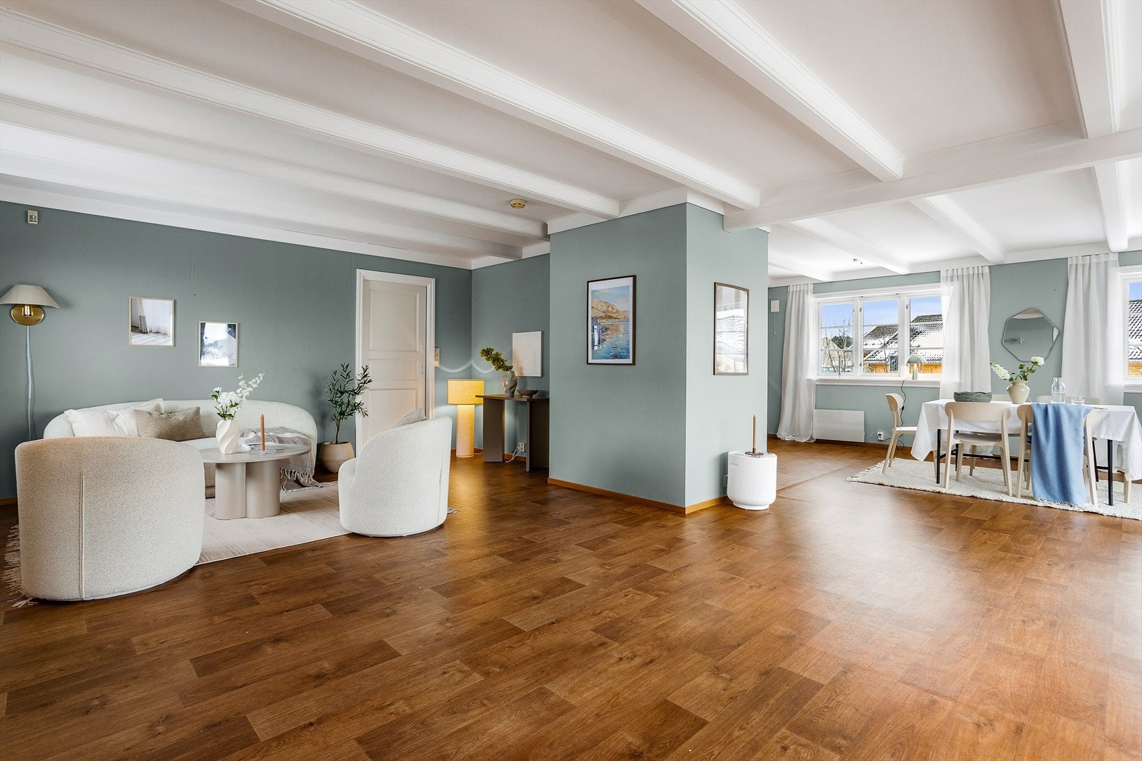 Lys og fin stue med gode møblerings muligheter Galleribilde