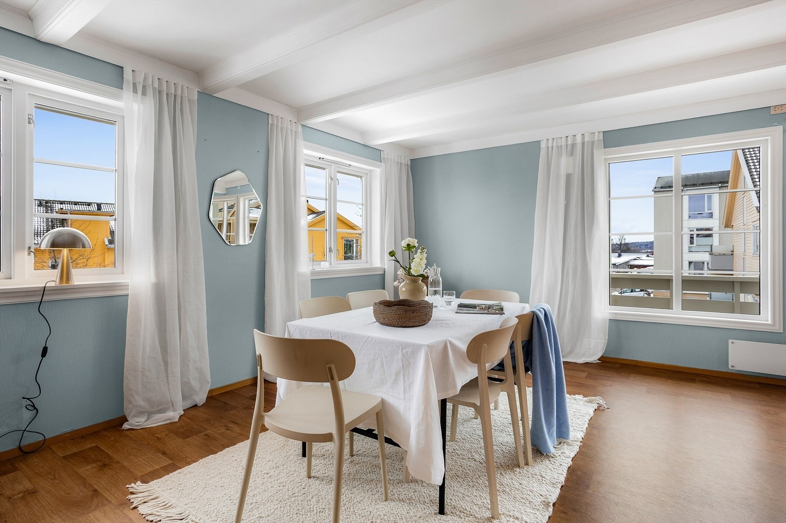 Leiligheten har flere vinduer som slipper godt med dagslys inn Galleribilde