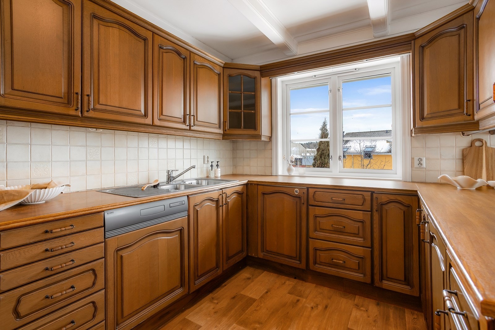 Kjøkkenet har godt med både skap- og benkeplass Galleribilde