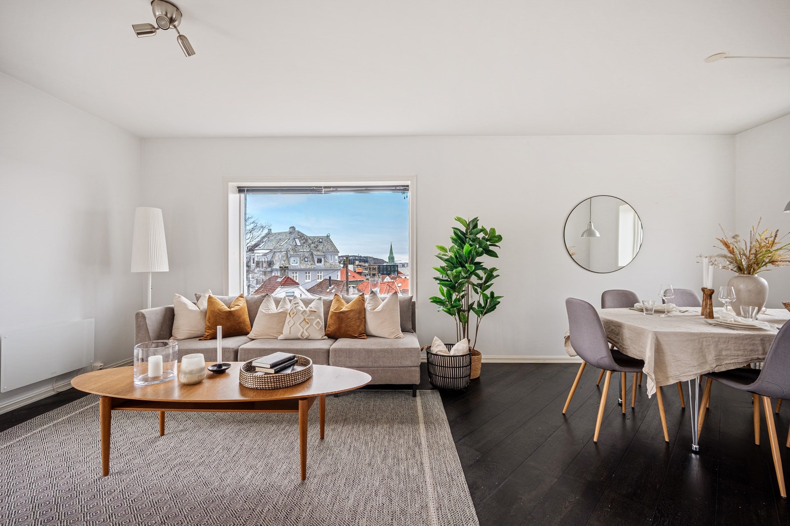 Stue ligger i front av leiligheten og er åpen, lys og med direkte utgang til romslig balkong med gode solforhold. Galleribilde