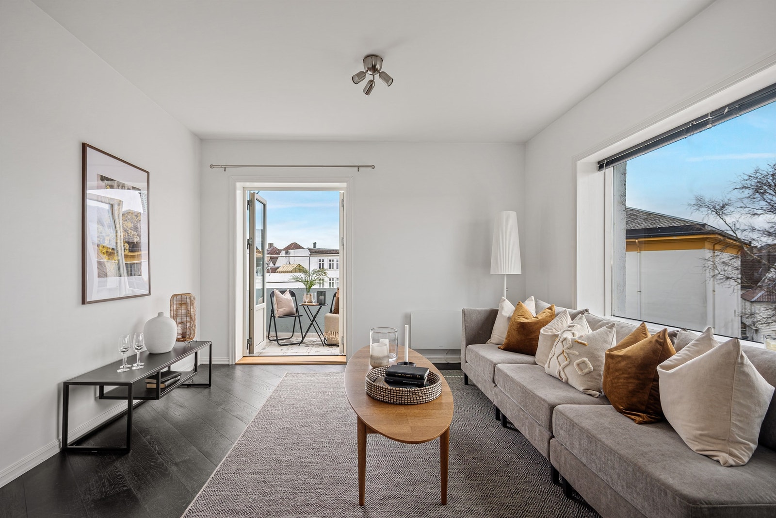 Nydelig utsikt fra stuen og store vindusflater, i tillegg til takhøyde på 2,50 i stue, gir en ekstra god romfølelse. Galleribilde