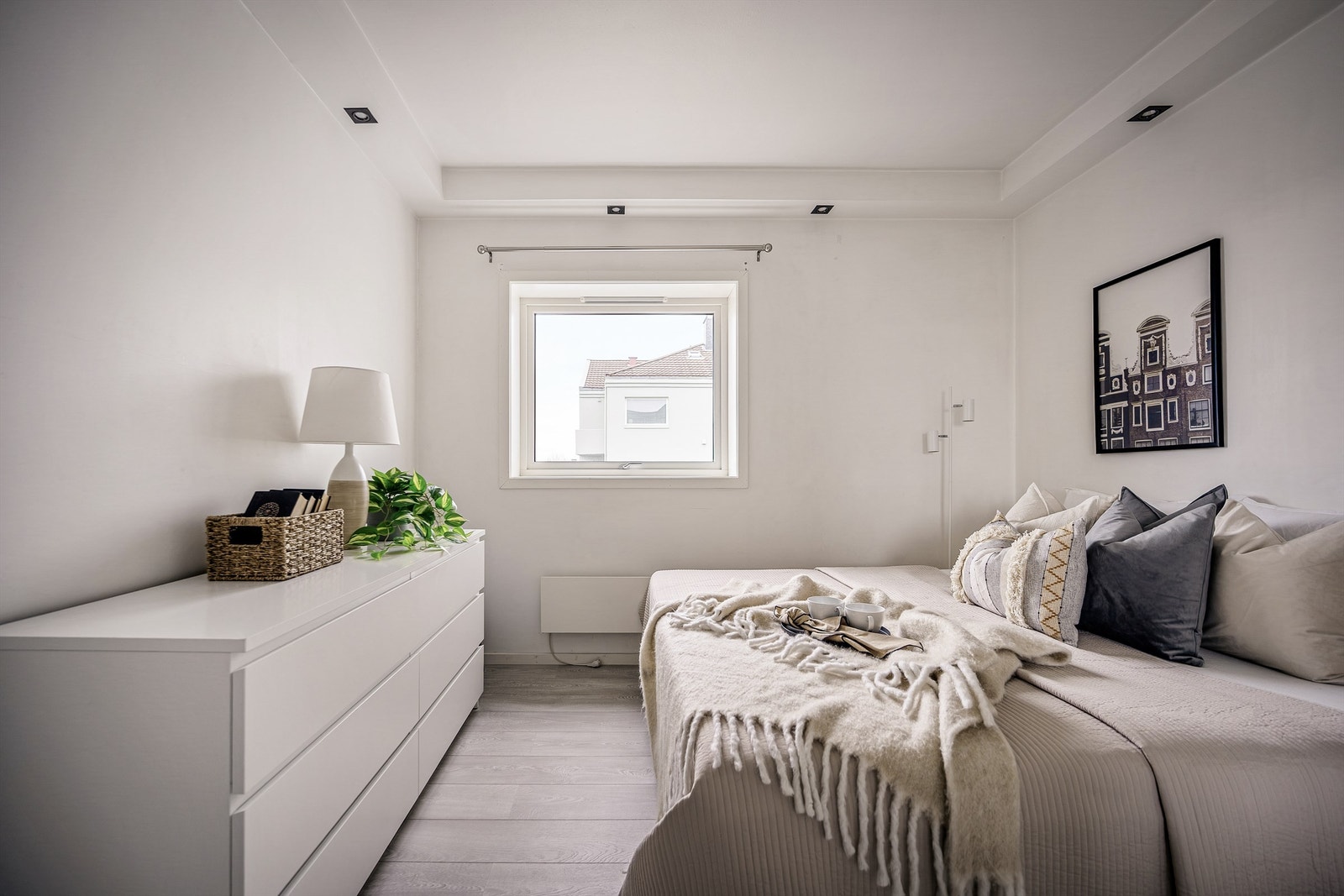 Plass til stor dobbeltseng og nattbord. Galleribilde