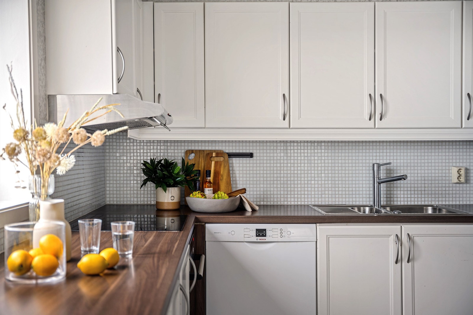 Fliser mellom benk og overskap. Hvitevarer på kjøkken medfølger. Galleribilde