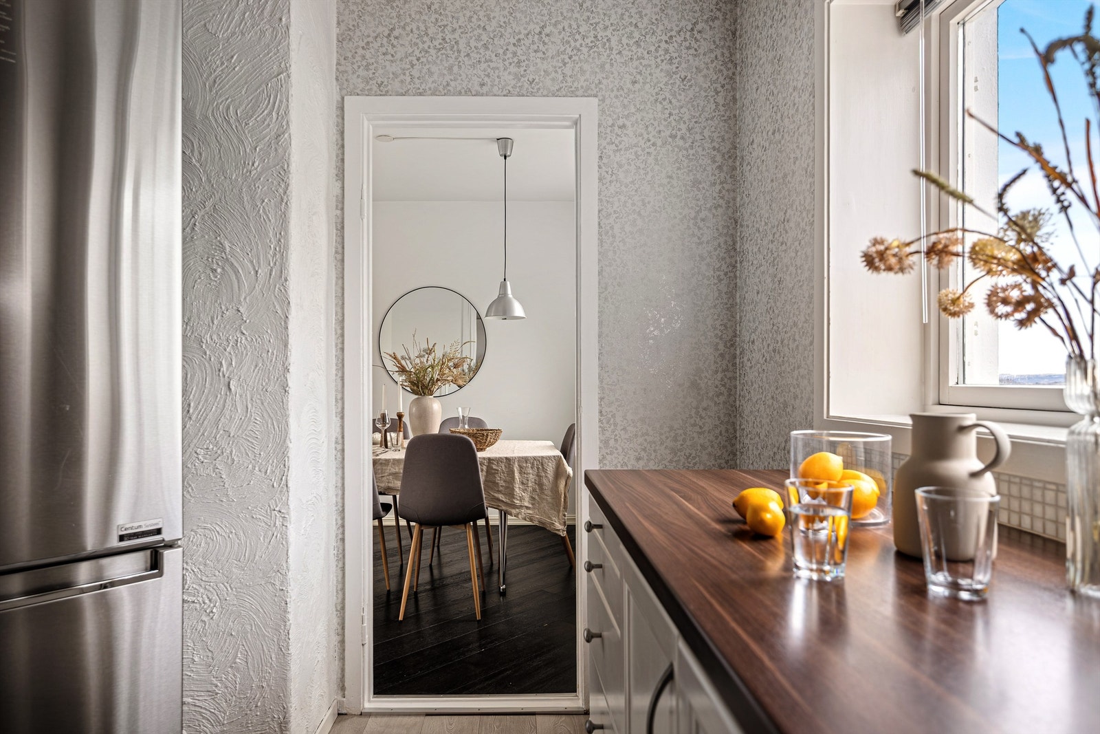 Kjøkken mot stue. Galleribilde