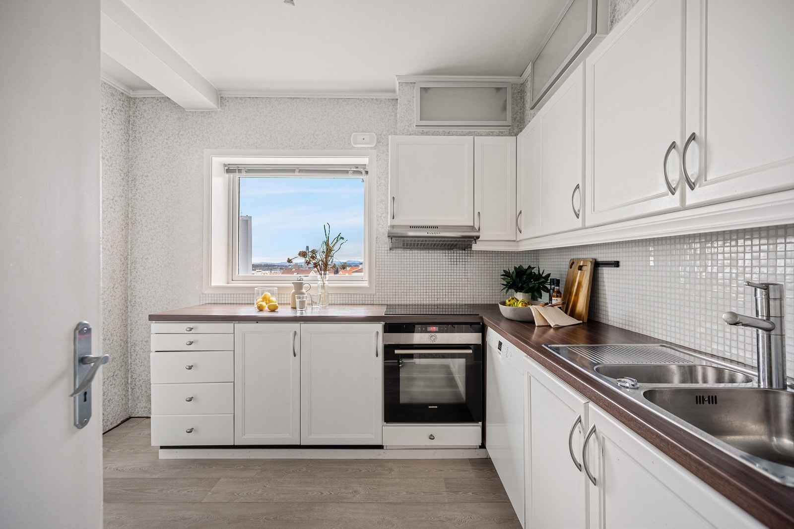 Rikelig med skapplass og benkeflater på kjøkken. Galleribilde