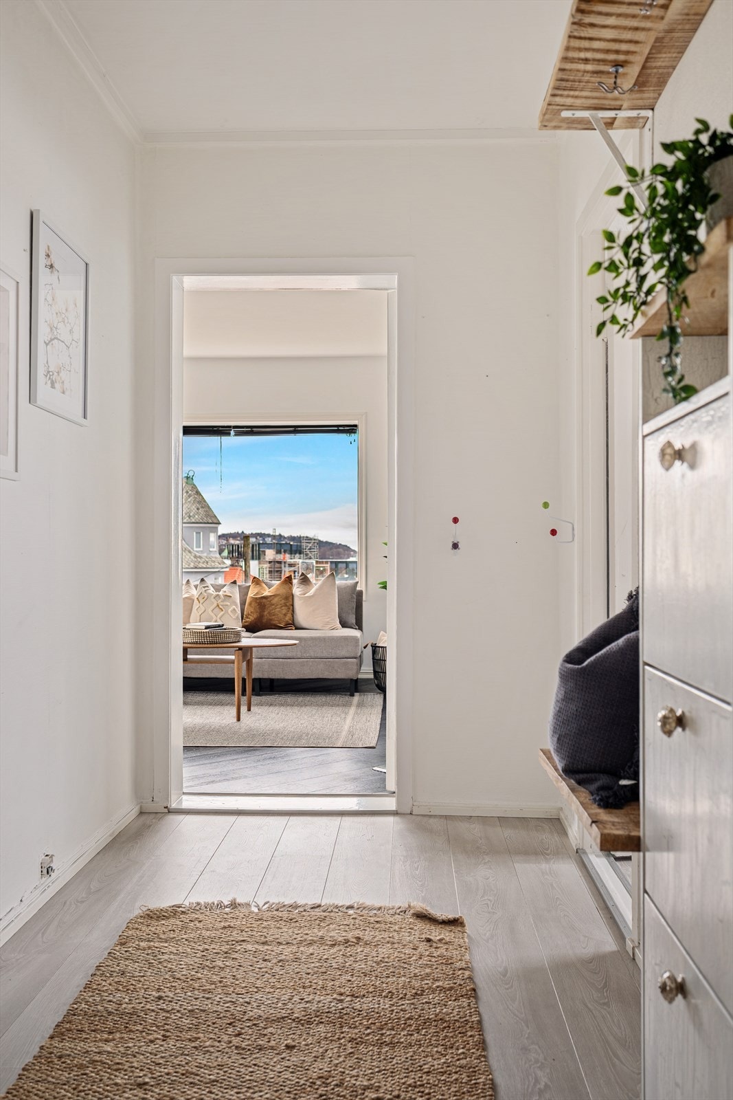 Romslig entré hvor det er god plass til å henge av yttertøy. I entré er det tregulv, malte vegger. Galleribilde