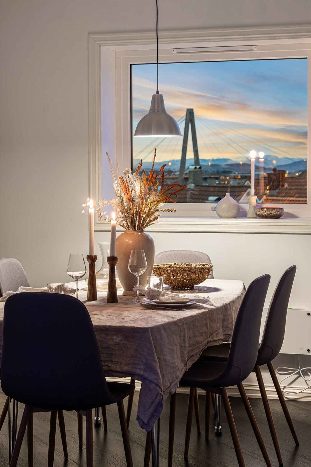 God plass til spisebord i stue, og fin utsikt til Bybrua. Galleribilde