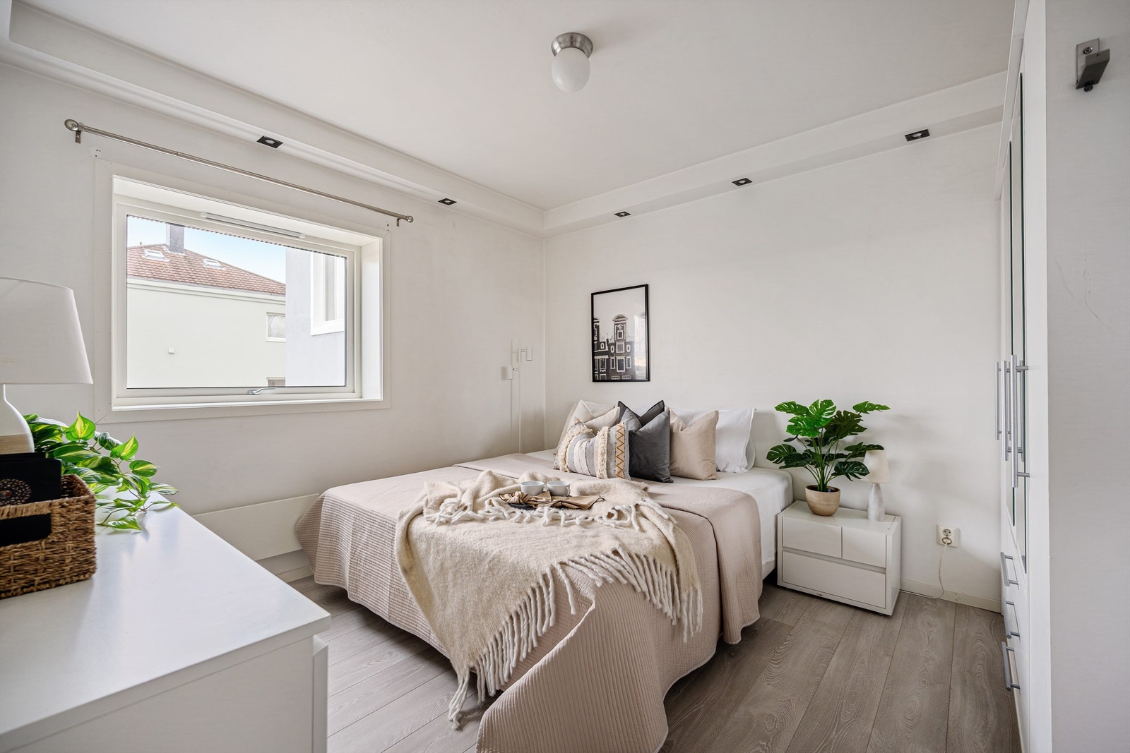 Soverom I er brukt som hovedsoverom og har laminat på gulv, lyse veggflater, garderobeskap med oppbevaringsplass. Galleribilde