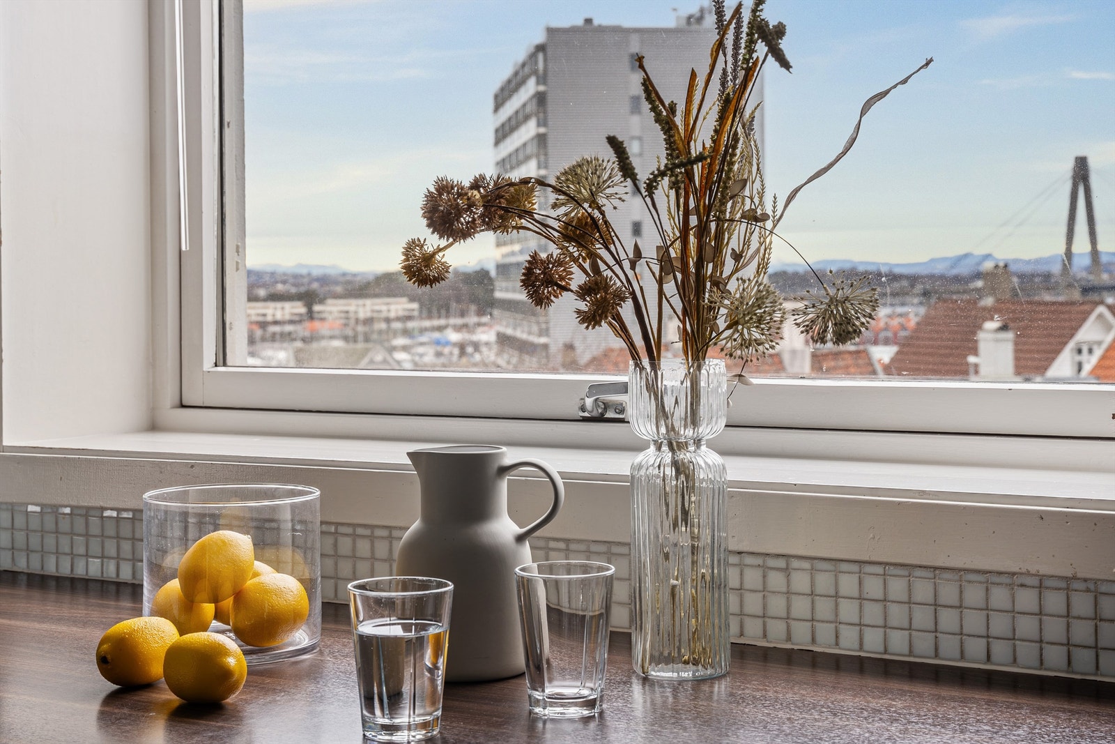 Vindu over benk med fin utsikt. Galleribilde