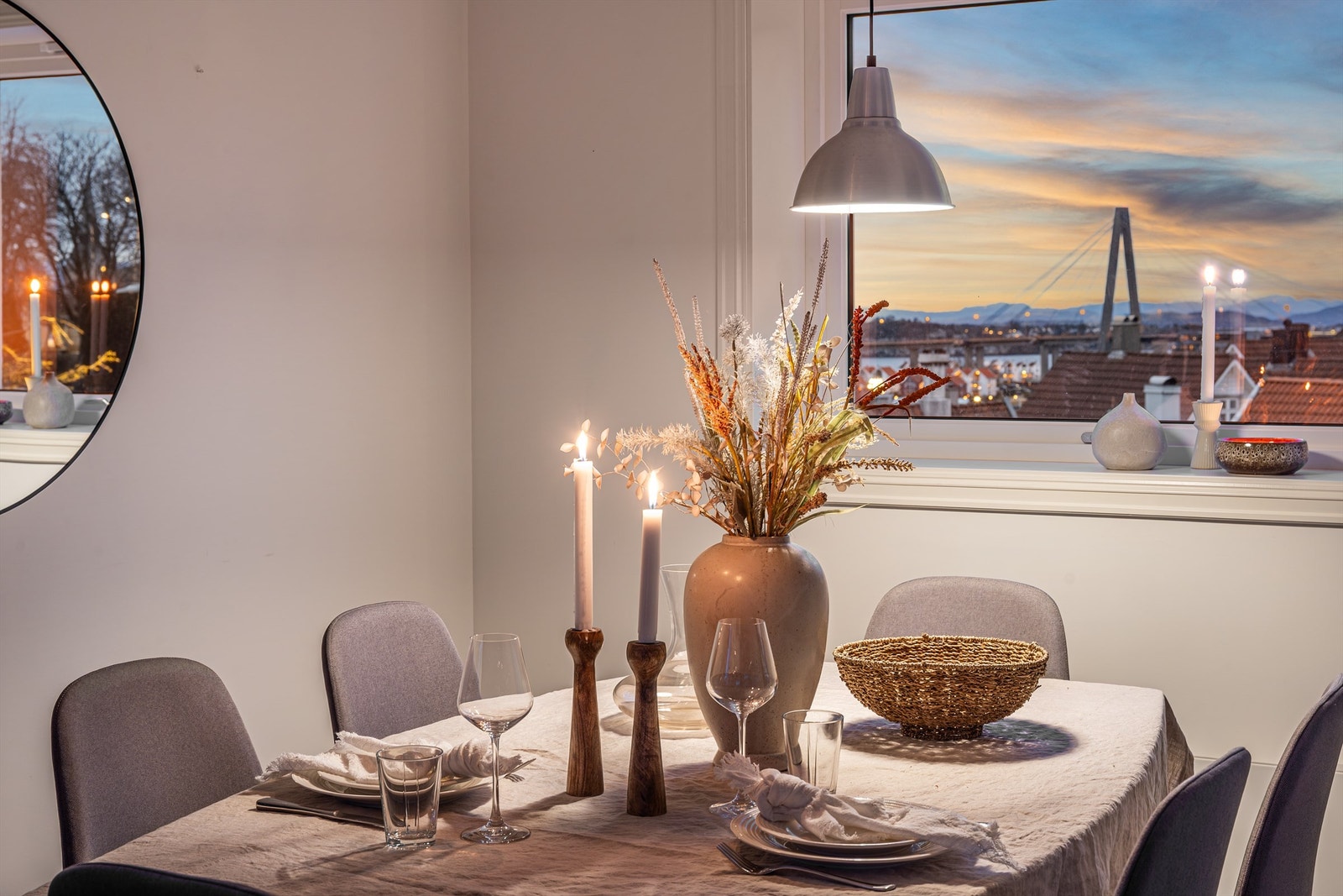 Det er flott utsikt fra flere vinduer i boligen. Galleribilde