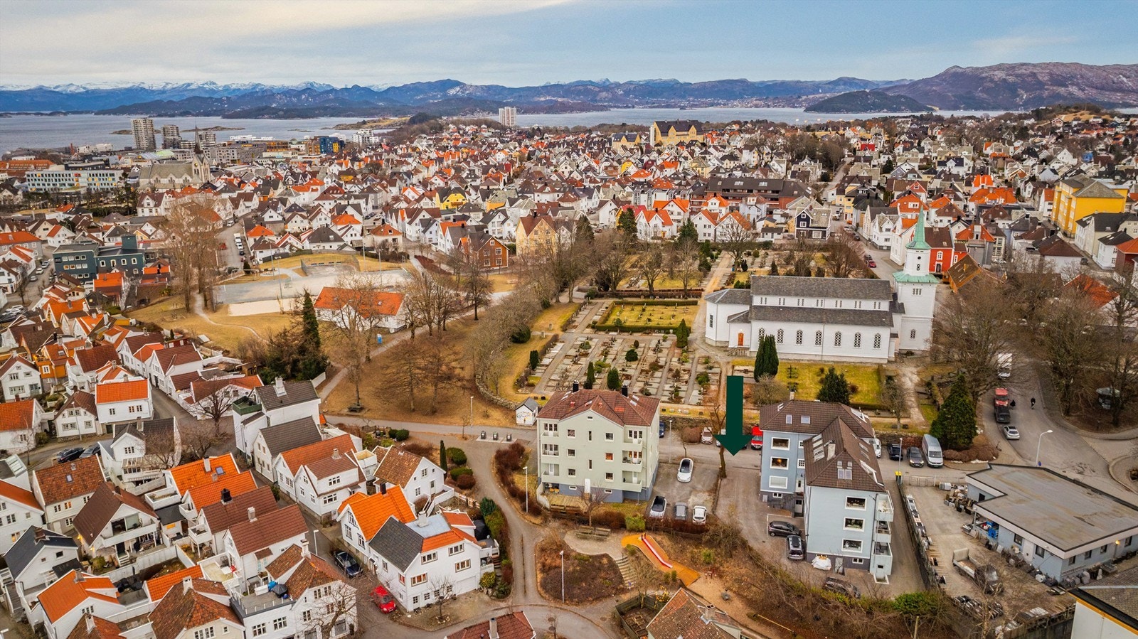 Det medfølger fast parkeringsplass utenfor bygget. Mulighet for elbil-lading. Galleribilde