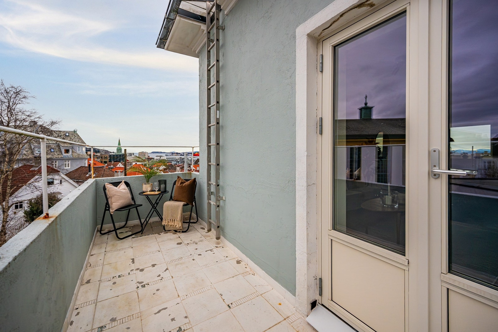 Stor sør-vest vendt balkong. Galleribilde