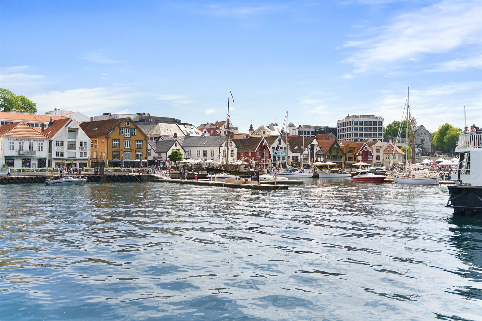 Like utenfor døren har du rikelig med servicetilbud som dagligvarebutikker, shopping, restauranter, treningssentre m.m. Kort vei ned til vågen i Stavanger Galleribilde