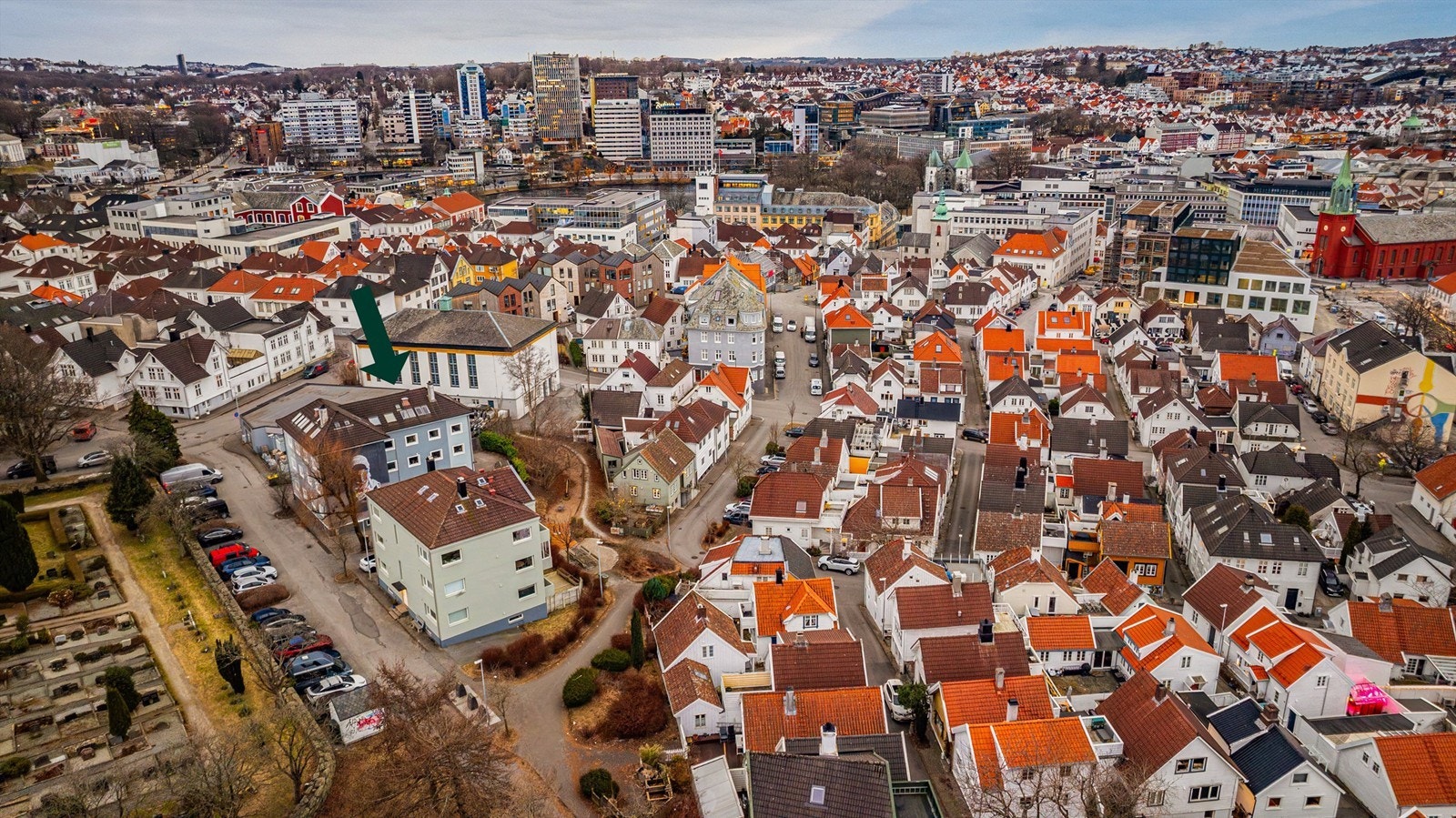 Leiligheten er beliggende meget sentralt på Storhaug, med umiddelbar nærhet til Stavanger sentrum og Pedersgata. Galleribilde