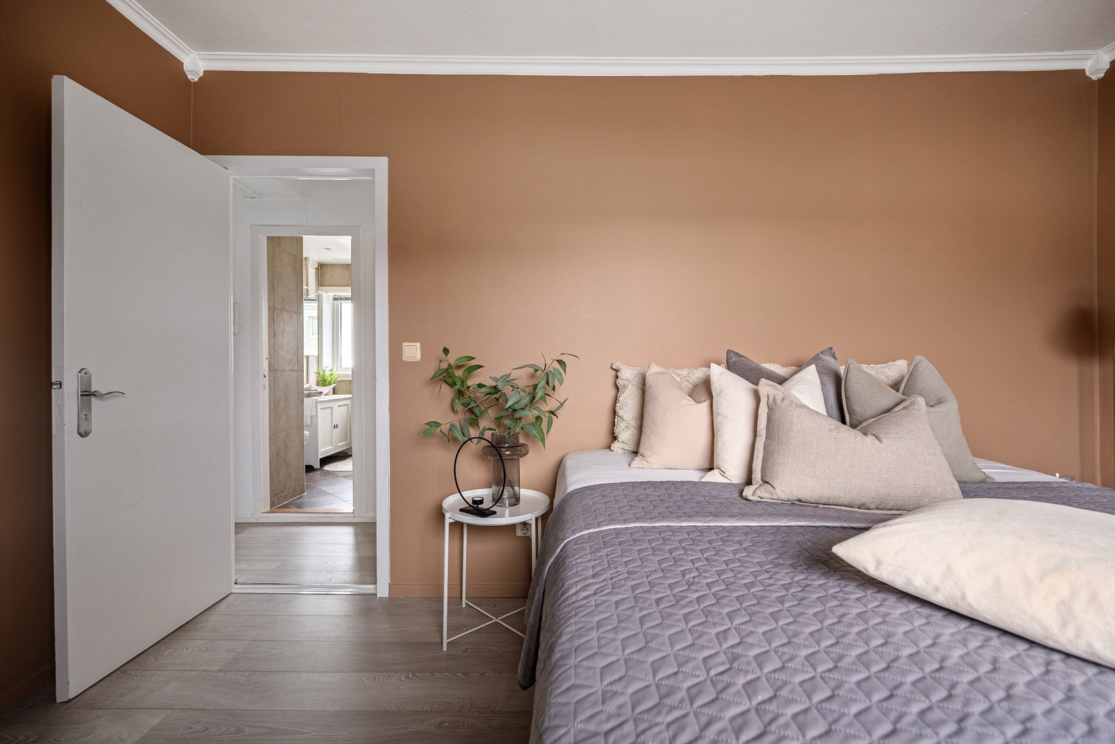 Bad ligger i samme ende av leilighet som soverommene. Galleribilde