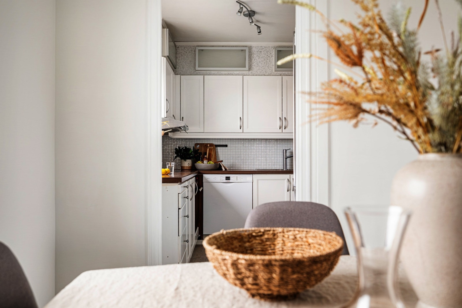 Det er delvis åpne løsning fra spisestue mot kjøkken. Galleribilde