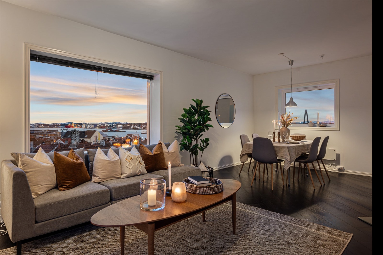 Store Skippergate 35B er fin 3-roms selveierleil. m/nydelig utsikt mot innseilingen og Bybrua. Fast parkeringsplass. Gåavstand til sentrum og Stavanger Øst. Galleribilde