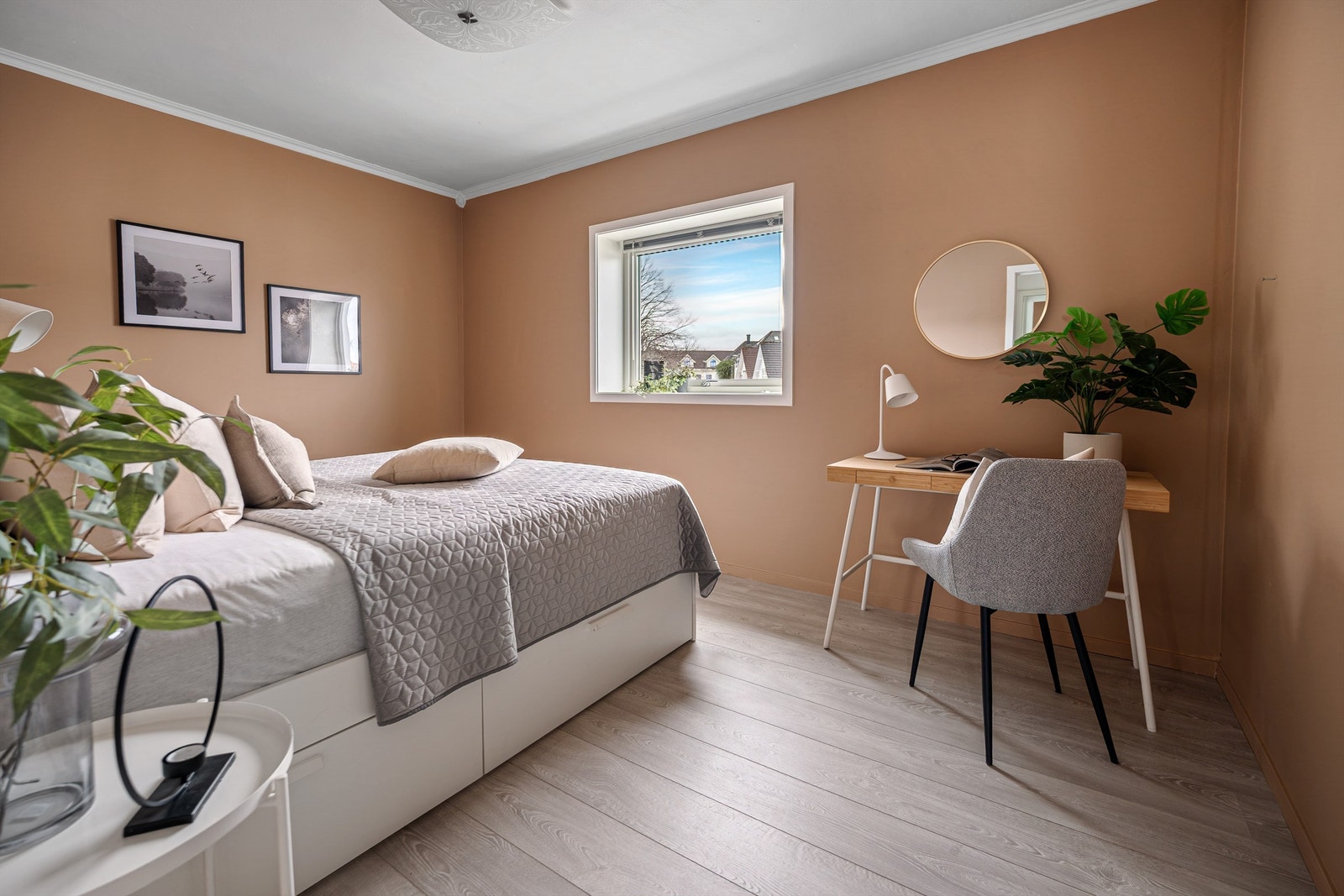 Soverom II har laminat på gulv, vegger malt i en fin rosa tone og god plass til stor seng og nattbord. Galleribilde