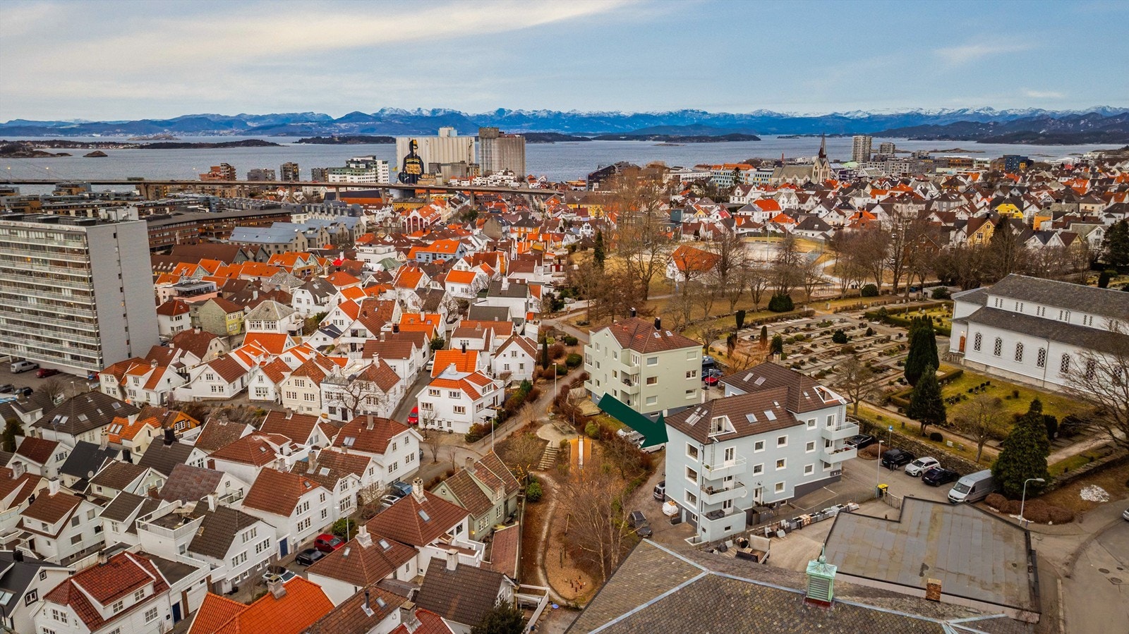 Eiendommen ligger mot et Kyviksmarka som byr på fine grøntområder med lekeplass og grøntområde, samt med små gater og trehusbebyggelse i nabolaget. Galleribilde