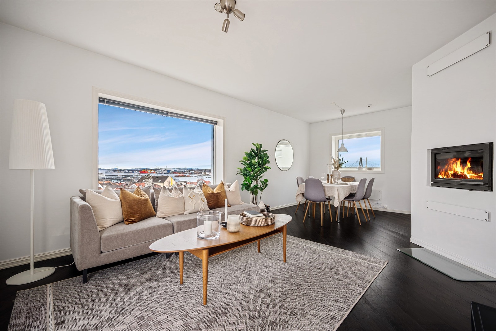 Lys og åpen stue med rikelig plass til salong og spisebord. Galleribilde