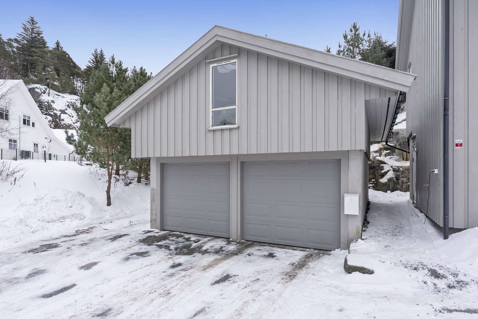 Dobbel garasje med elektrisk portåpner og uinnredet loft Galleribilde