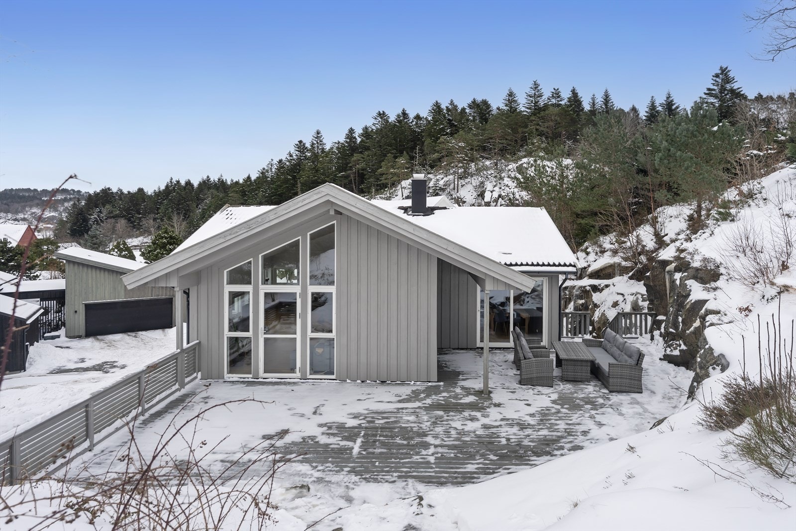 Stor terrasse med utgang fra både stue og kjøkken Galleribilde