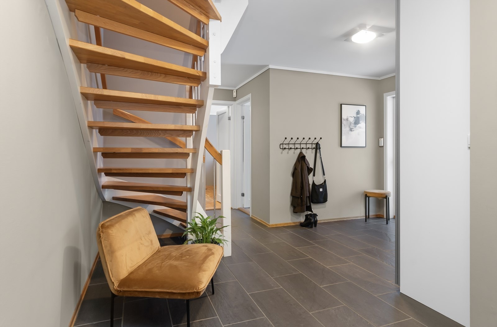 Stor og luftig hall med garderobeskap og godt med plass til oppbevaring av klær og sko Galleribilde