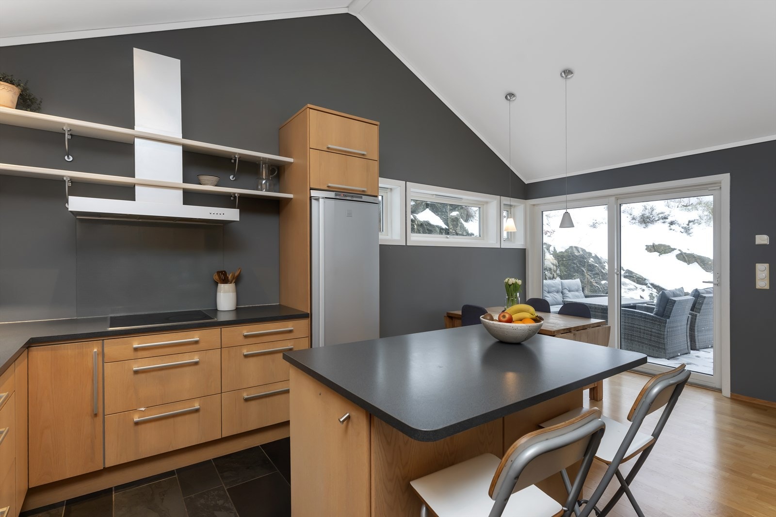 Fra kjøkkenet er det skyvedør ut til terrassen. Galleribilde