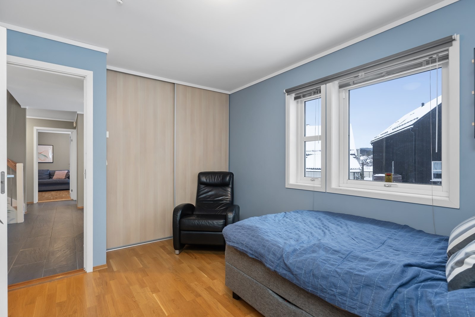 Soverommet har skyvedørsgarderobe Galleribilde