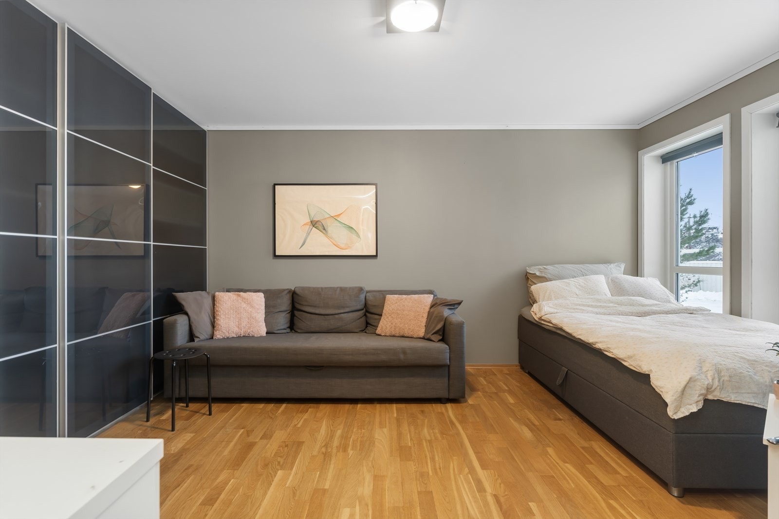 Soverom med skyvedørsgarderobe Galleribilde