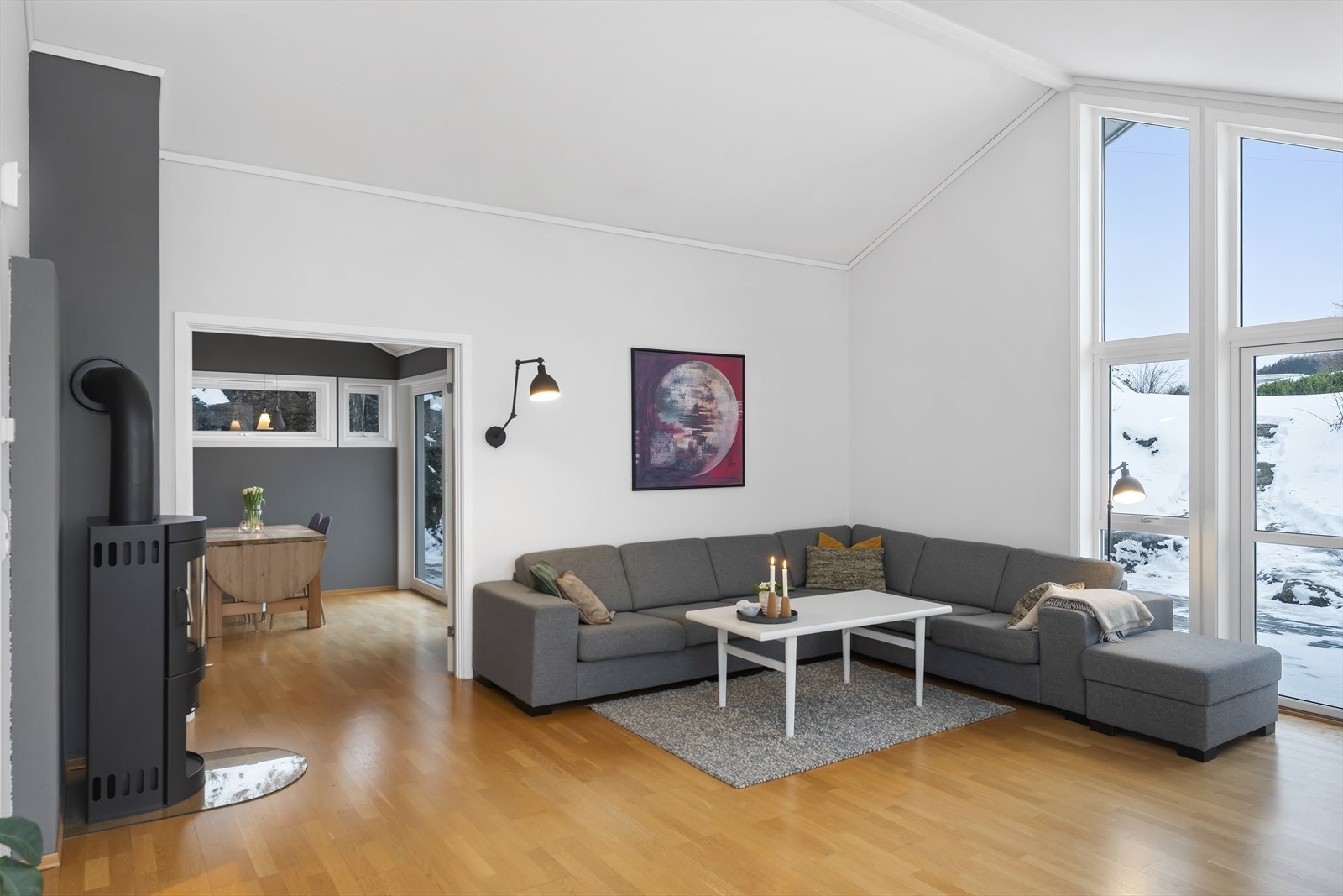 Stuen har vedovn og utgang til en stor terrasse. Galleribilde