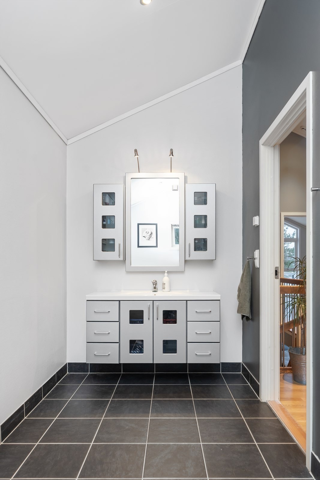 I 2. etg. finnes det også et flott bad med flislagt gulv, vannbåren gulvvarme Galleribilde