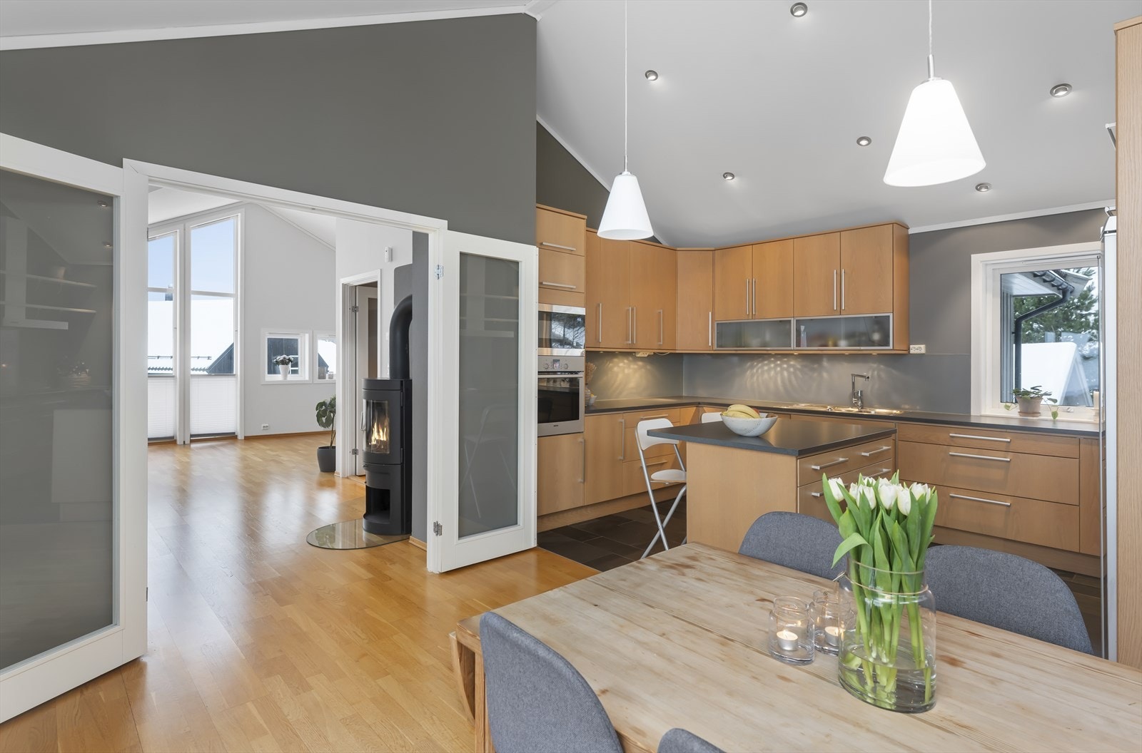 Kjøkkenet har innredning fra Drømmekjøkken med lyse, glatte fronter og en benkeplate i laminat Galleribilde