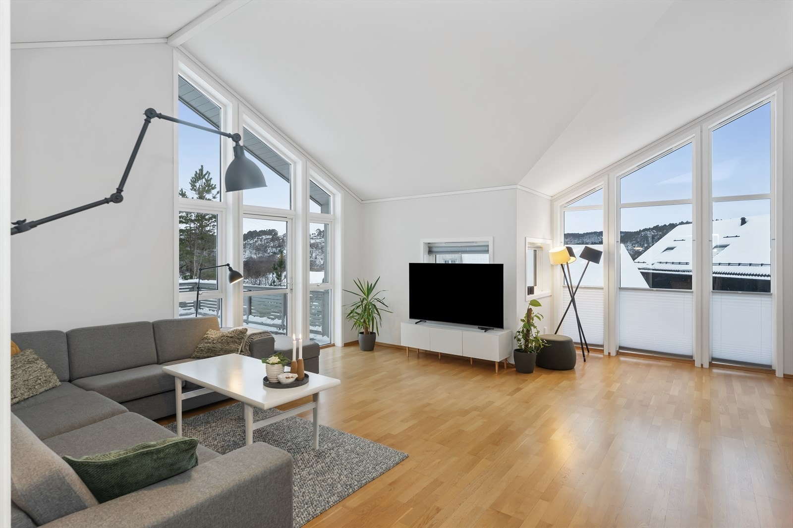 Lys og luftig stue med store vindusflater som slipper inn rikelig med dagslys. Galleribilde