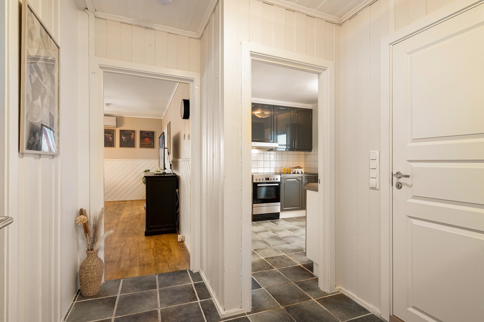 Gang med adkomst til øvrige oppholdsrom, og ut i felles trappegang. Galleribilde