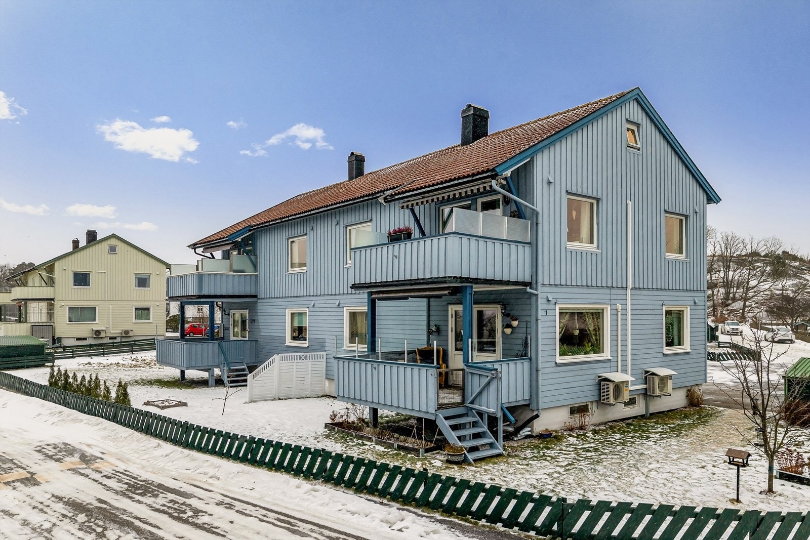 Eiendommen har pent opparbeidet og inngjerdet felles tomt med gressplen, prydbusker, hekker og asfaltert gårdsplass. Galleribilde