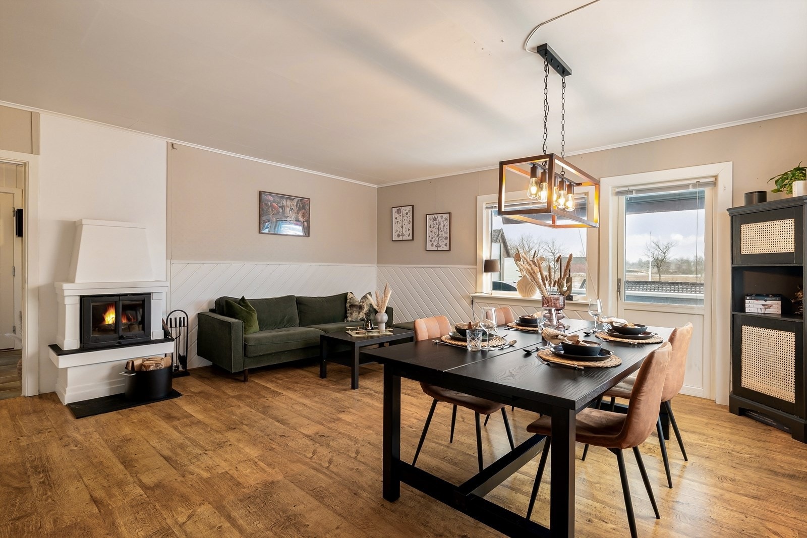 Stue/spisestue malt i rolige og delikate farger. Peis med innsats. Galleribilde