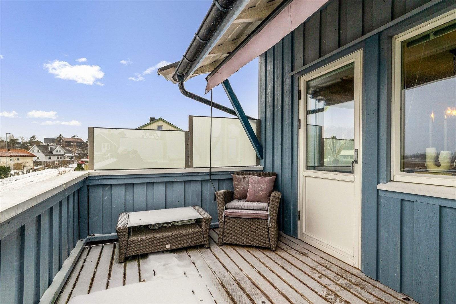 Romslig balkong med utsyn til nærområdet. Galleribilde