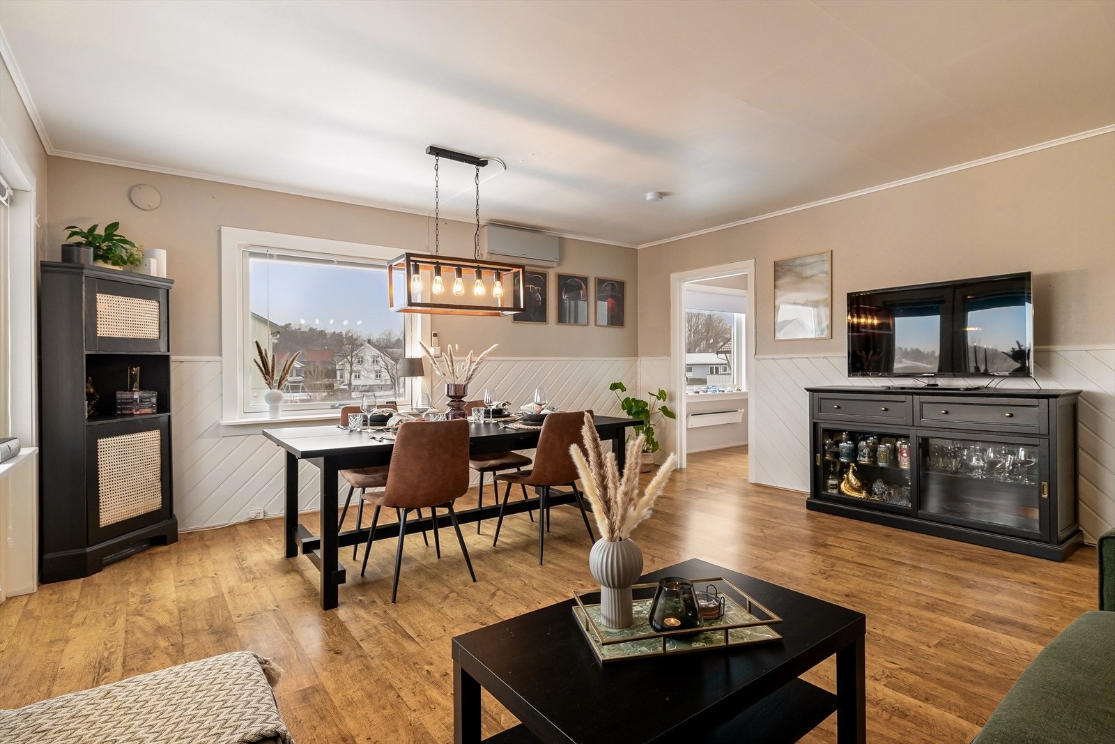 Stue/spisestue har laminat på gulv, malt brystningspanel og malte vegger, takess i tak. Galleribilde