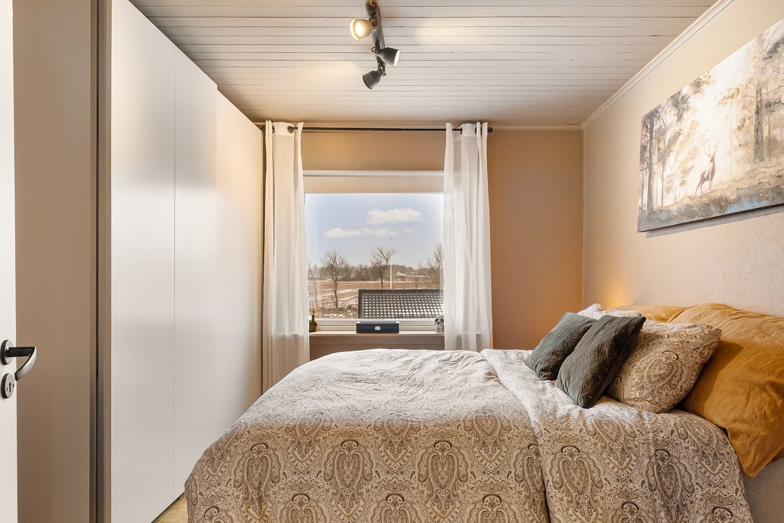 Hovedsoverom malt i rolige og delikate farger. Romslig skyvedørsgarderobe. Galleribilde