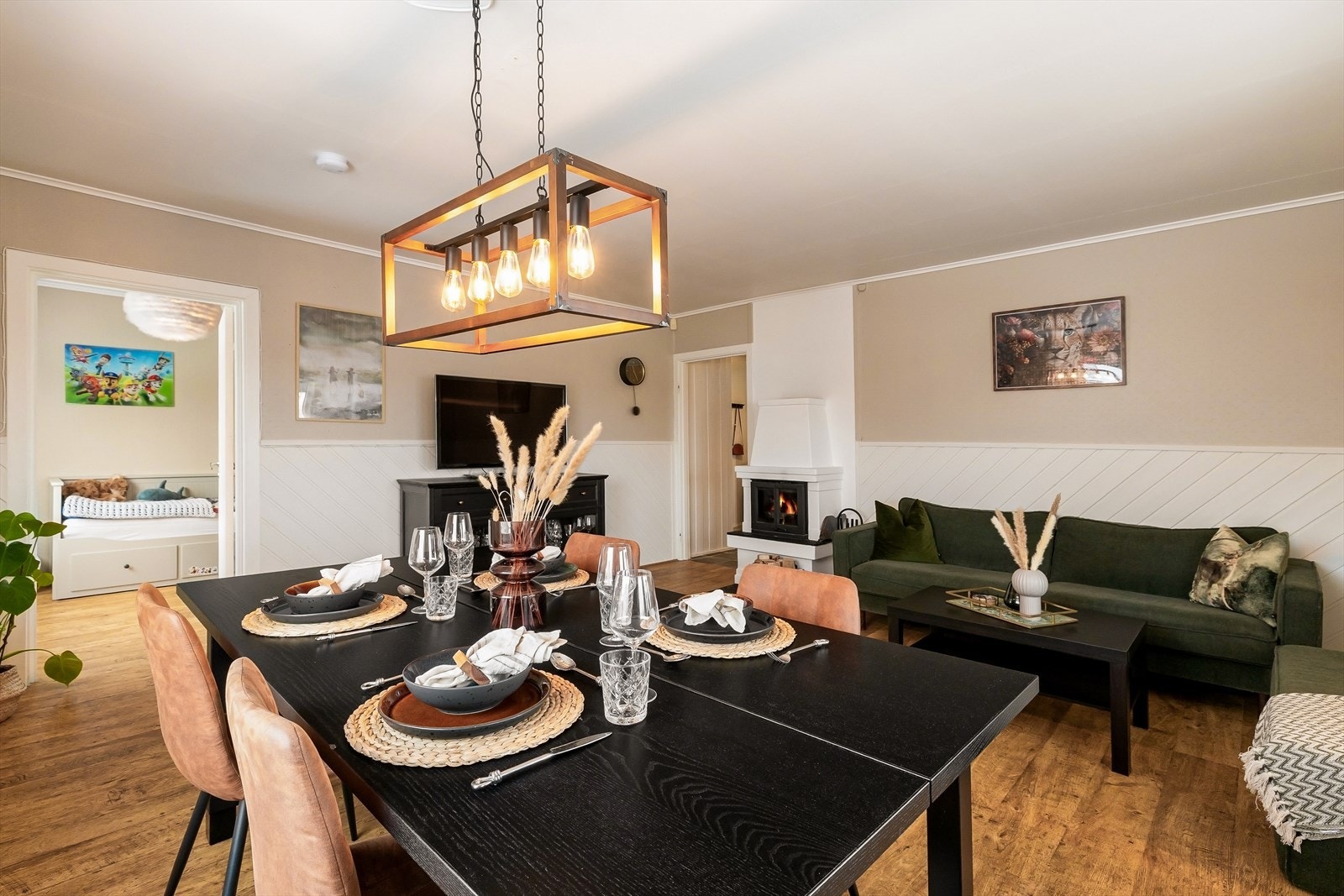 Stue/spisestue med videre adkomst inn til ett av to soverom og ut i gang. Galleribilde