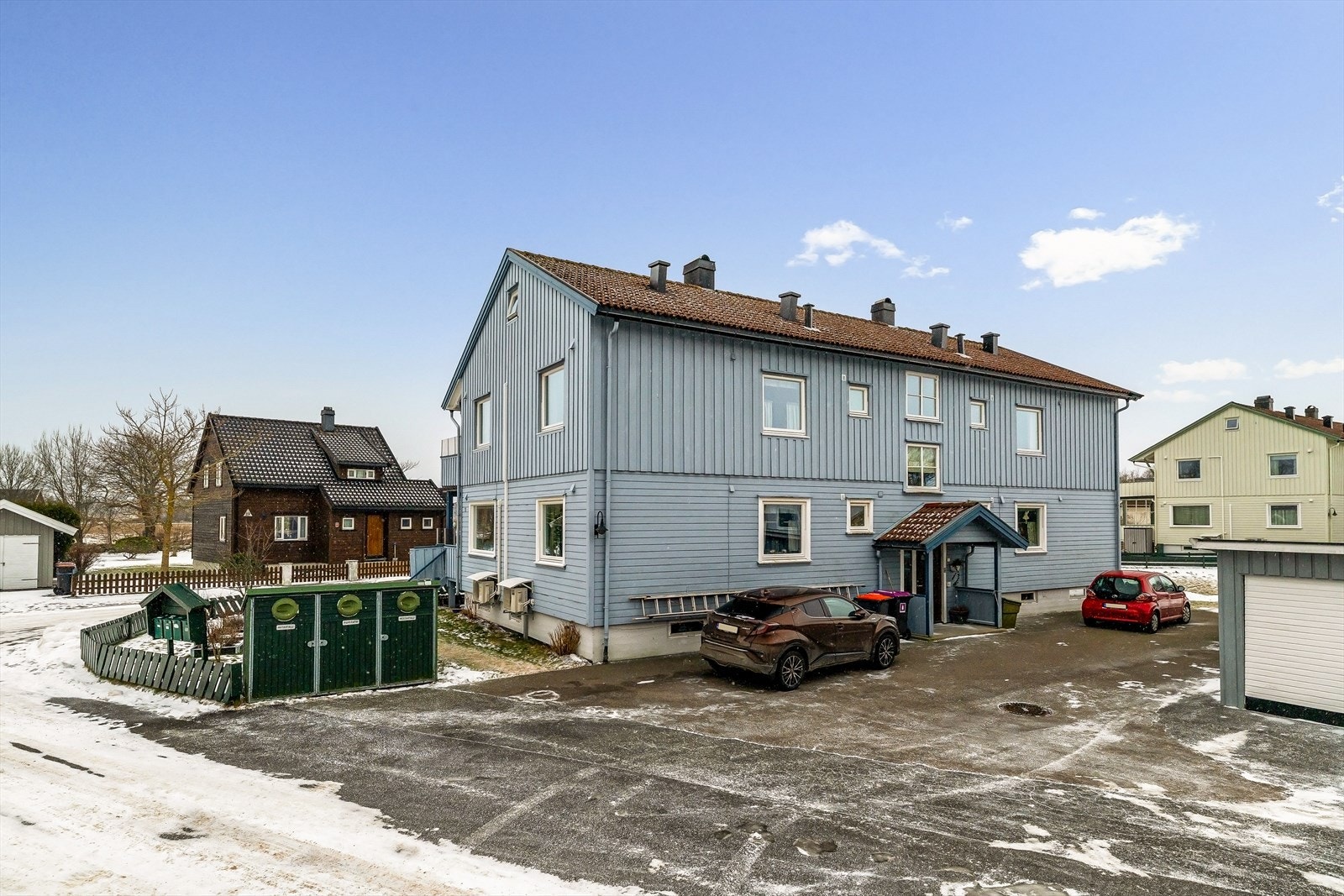 Fasaden sett fra adkomstveien. Felles organisering av avfall. Galleribilde