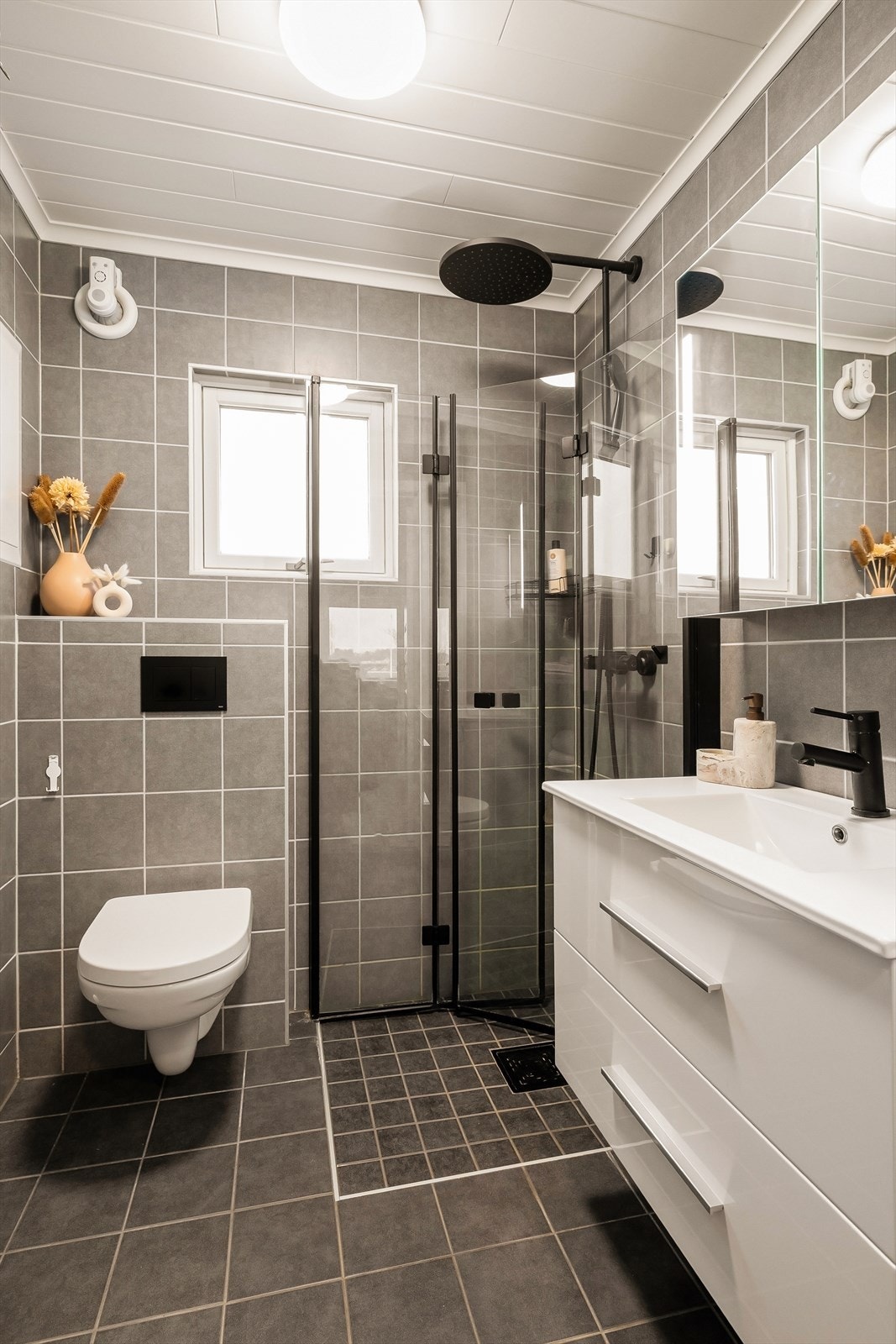 Pent flislagt bad med varmekabler i gulv. Badet ble renovert i 2021. Galleribilde