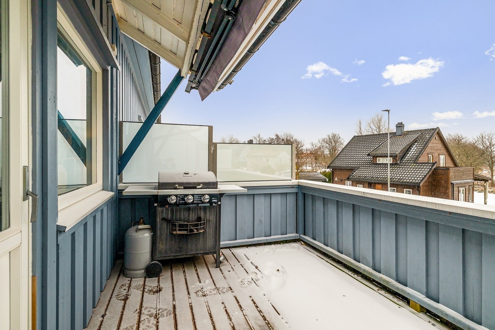 Markise over balkongen gis god solskjerming. Galleribilde