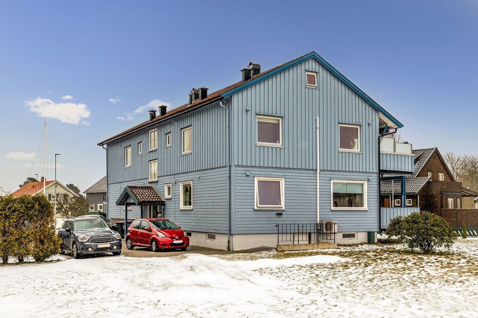 Fasade, og utvendig adkomst til kjeller. To private boder i kjelleren, og en privat på loftet. Fordelt plass i to felles boder nede i kjelleren. Galleribilde