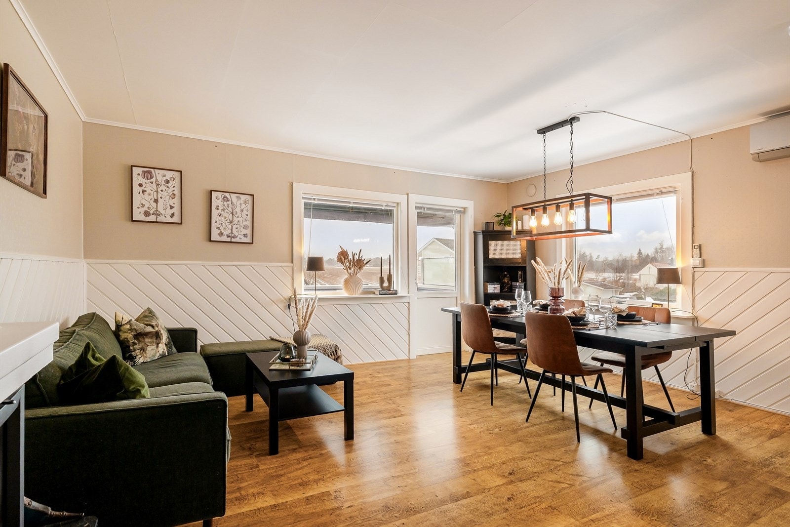 I stue/spisestuen er det plass til spisestue møblement. Utgang til balkong. Galleribilde