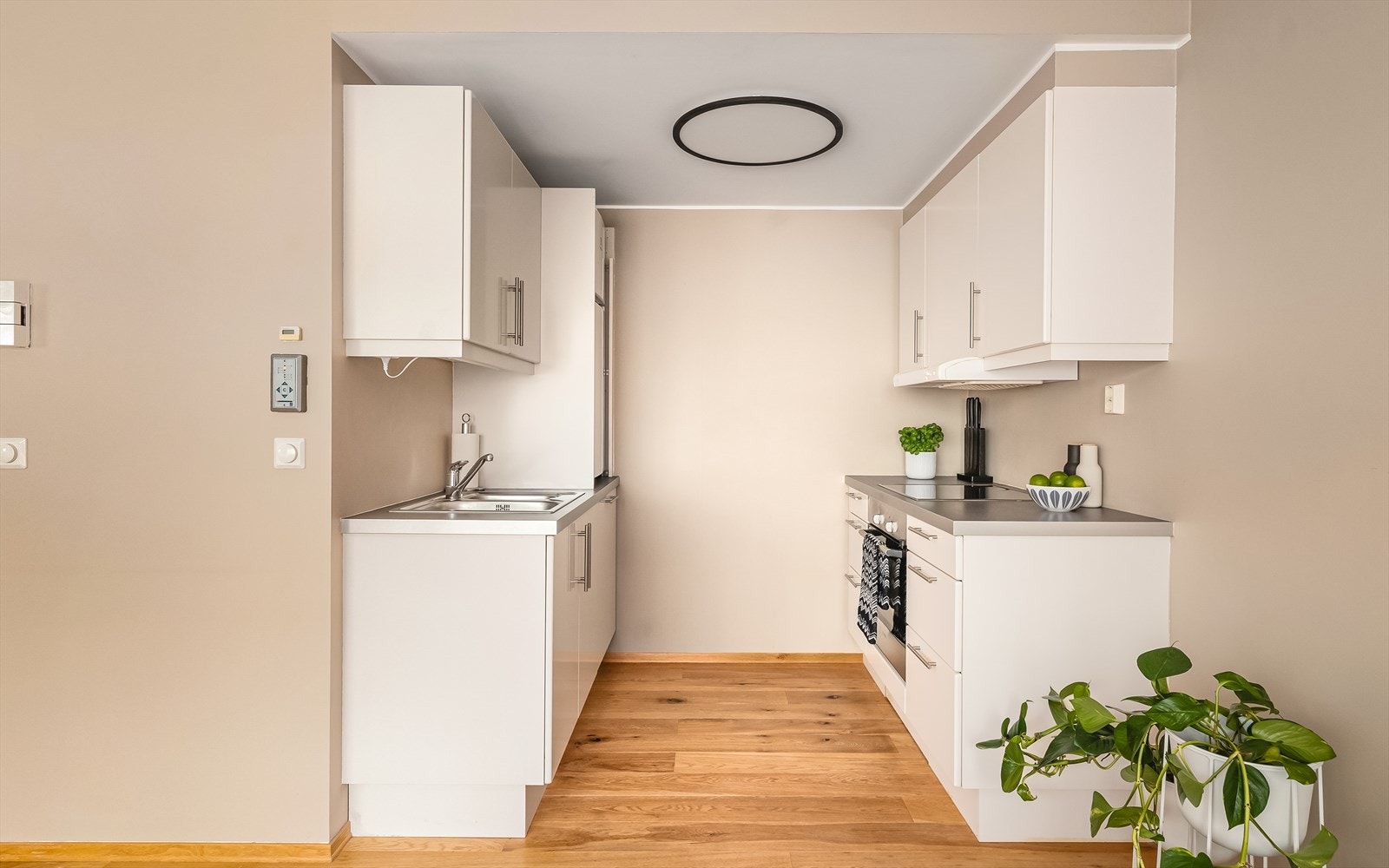 Lyst, luftig og lekkert HTH kjøkken. Den perfekte plassen for hobbykokken. Galleribilde