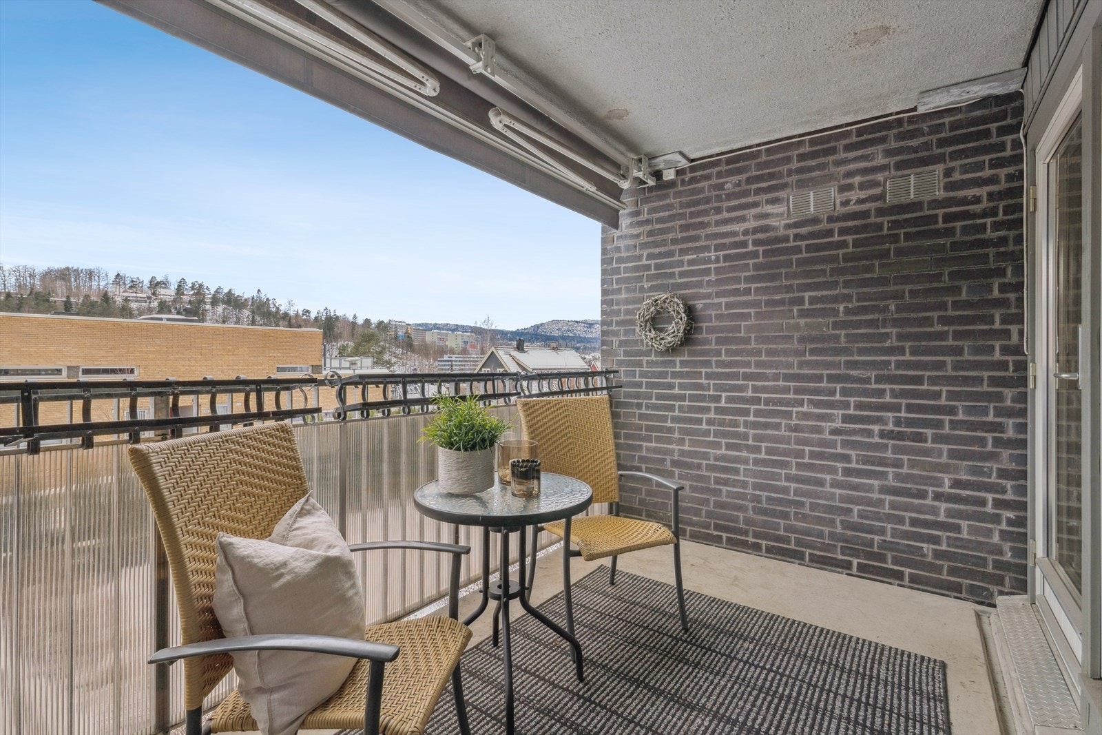 Romslig balkong med elektrisk markise. Galleribilde