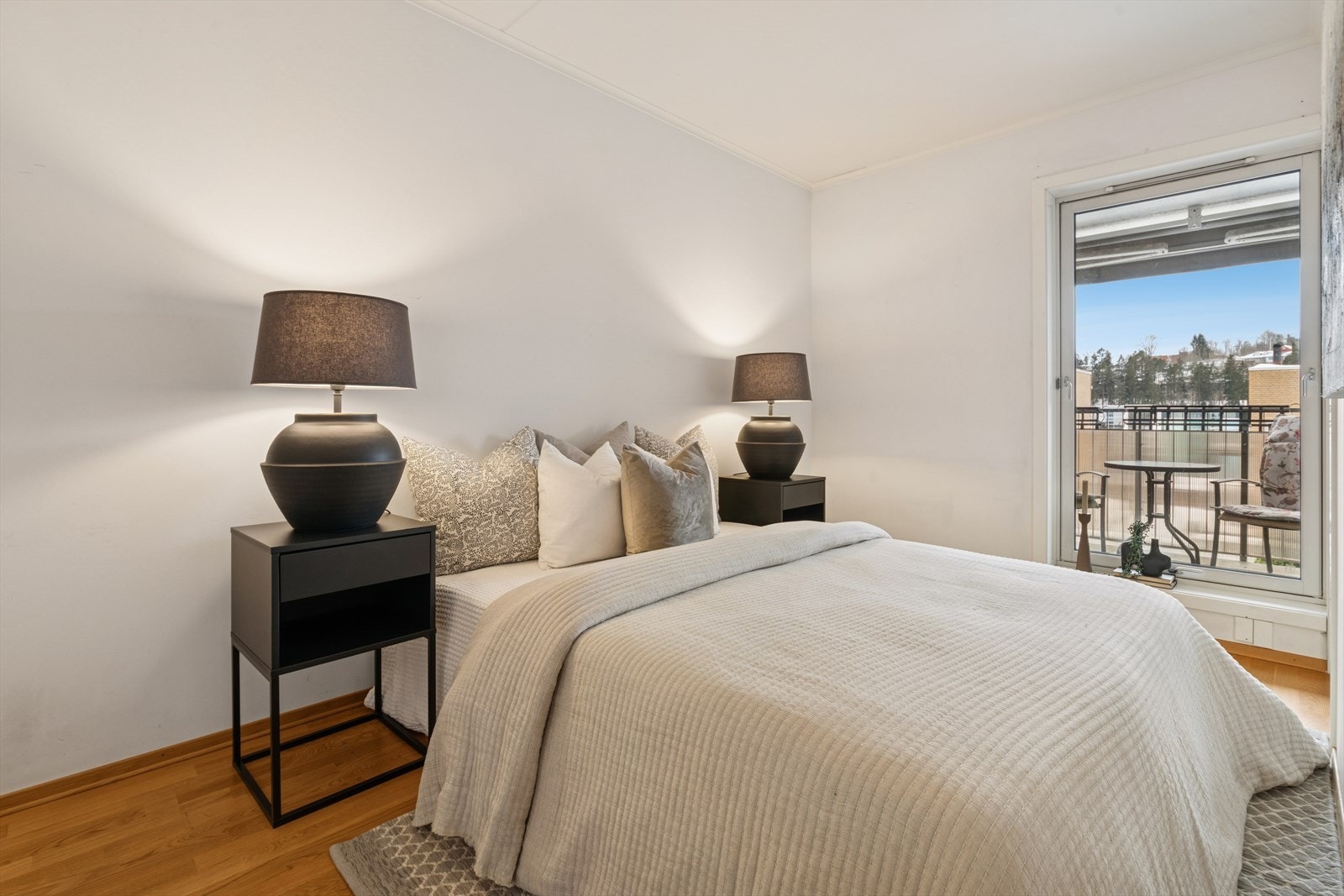 Leiligheten har ett soverom med god plass til dobbeltseng og nattbord. Galleribilde